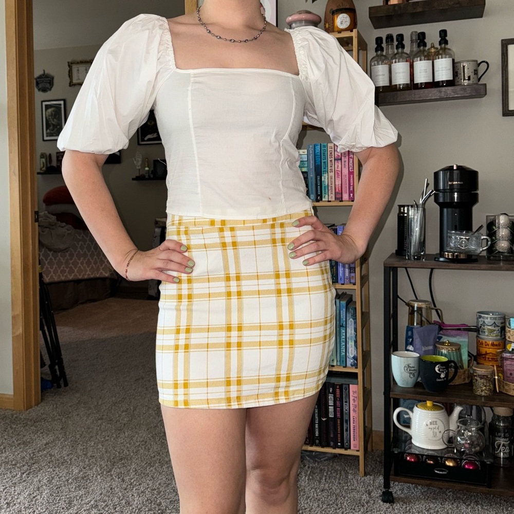 White puff sleeve fitted crop top